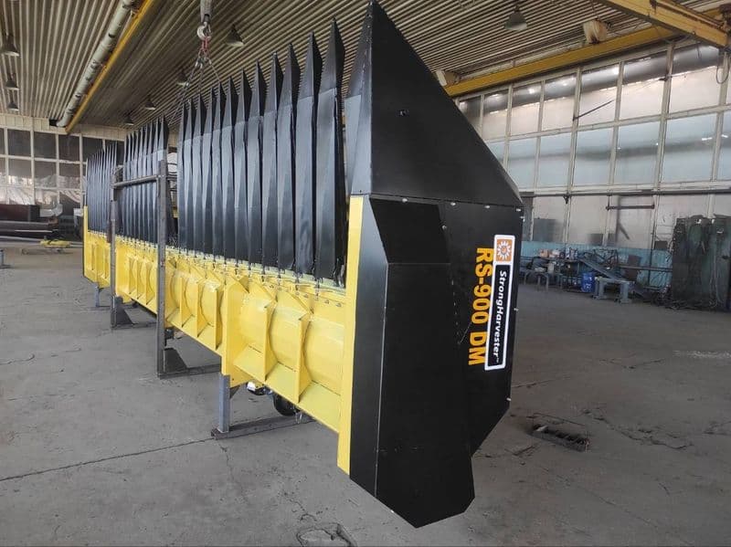 RS-900DM — жниварка RS-900DM у цеху, вид збоку
