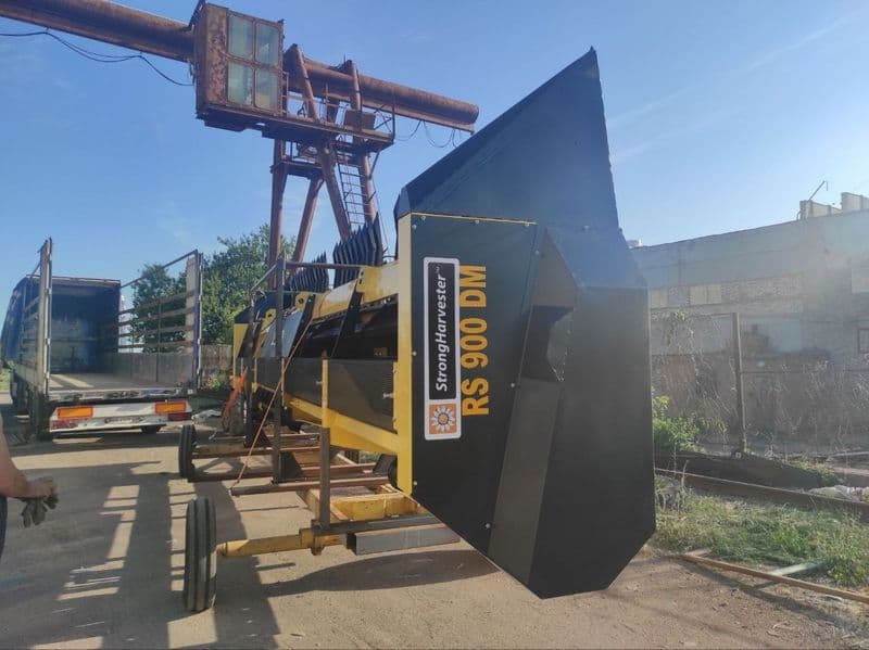 RS-900DM — жниварка RS-900DM надворі перед відправкою